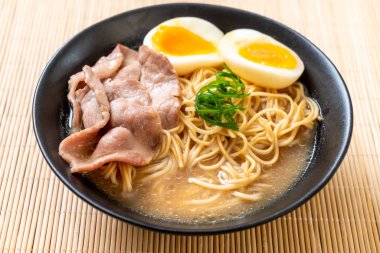 domuz eti ve yumurta - Japon tarzı ile TONKOTSU ramen erişte