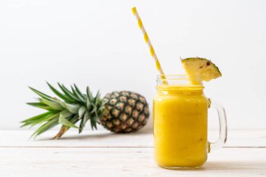Tahta masada taze ananas suyu bardağı - Sağlıklı içecek