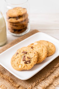 ahşap zemin üzerine çikolata parçaları ile tanımlama