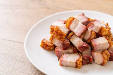 Kıtır kıtır domuz eti mi yoksa kızarmış domuz eti mi?