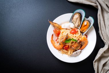 Deniz ürünleri makarna makarna midye, karides, Squis, midye ve domates - İtalyan yemeği tarzı ile