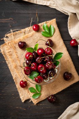 Ahşap arka planda taze kirazlar