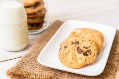 ahşap zemin üzerine çikolata parçaları ile tanımlama