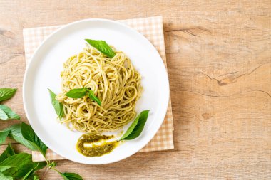 Homamade spagetti pesto sos, zeytin yağı ve fesleğen yaprakları ile.
