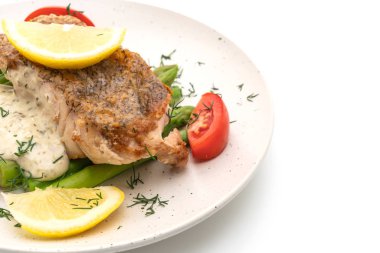 Beyaz arka plan üzerinde izole vagetable ile biftek ızgara balığı balık