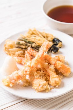 karides tempura (hırpalanmış kızarmış karides) sebze - Japon gıda tarzı