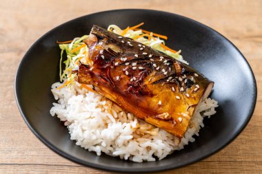 saba balık tepesinde tabağı - Japon tarzı üzerinde teriyaki soslu ızgara