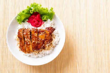 tepesinde ekmek kapısı üzerinde teriyaki soslu ızgara tavuk