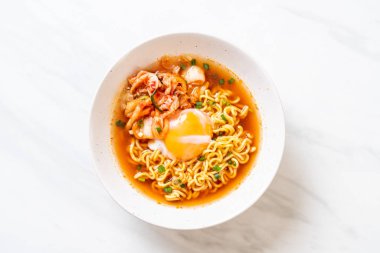Kimchi ve yumurta - Korece ramen tarzı ile Kore anlık erişte