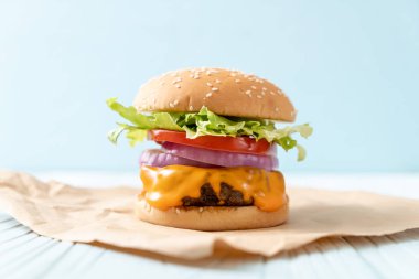 taze lezzetli biftek burger peynir ve patates kızartması ahşap arka plan üzerinde