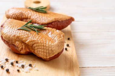 taze çiğ ördek göğsü malzemelerle ahşap tahta üzerinde