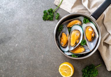 deniz ürünleri midye maydanoz ve limon ile