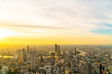 Bangkok cityscape ile bina ve günbatımı gökyüzü ile Tayland architecturein güzel dış