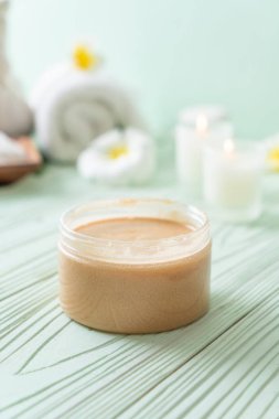 Ahşap zemin üzerine kurulmuş kaplıca tedavileri - Güzellik konsepti