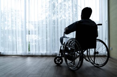 Boş odada Asya kıdemli hasta tekerlekli sandalye