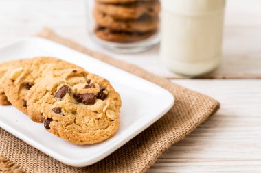 ahşap zemin üzerine çikolata parçaları ile tanımlama