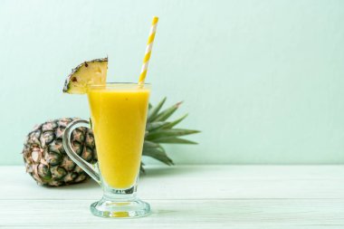 Tahta masada taze ananas suyu bardağı - Sağlıklı içecek