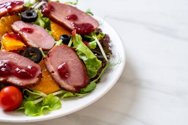 Izgara ördek göğsü sebze salatası ile