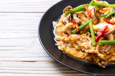 Karıştırılmış kalamar ya da tuzlu yumurtalı ahtapot - Asya deniz ürünleri tarzı