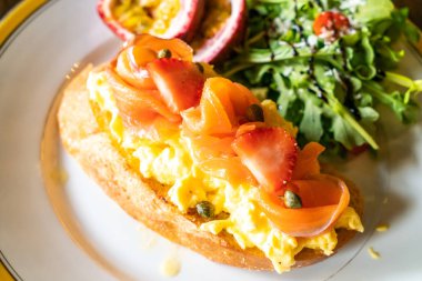 kek yumurta salatası tost ile somon füme