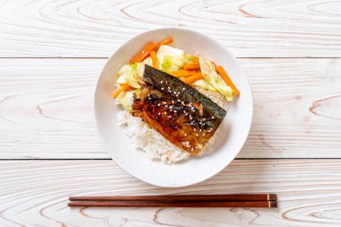 saba balık tepesinde tabağı - Japon tarzı üzerinde teriyaki soslu ızgara