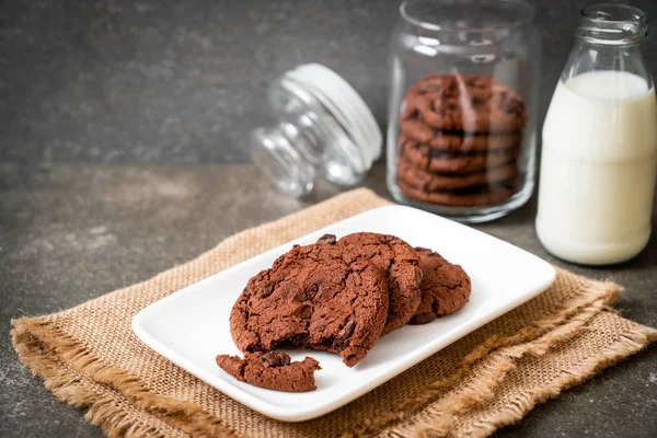 Galletas Chocolate Con Chispas Chocolate Sobre Fondo Madera — Foto de Stock