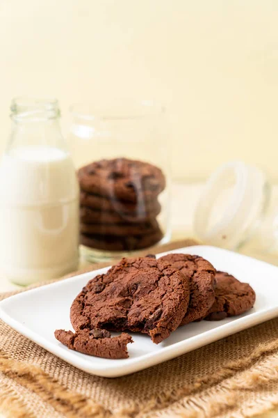 Galletas Chocolate Con Chispas Chocolate Sobre Fondo Madera — Foto de Stock