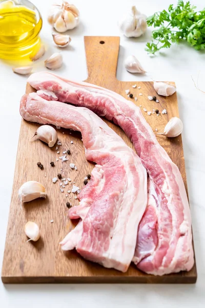 Frisches Rohes Schweinefleisch Auf Holzplatte Mit Zutat — Stockfoto