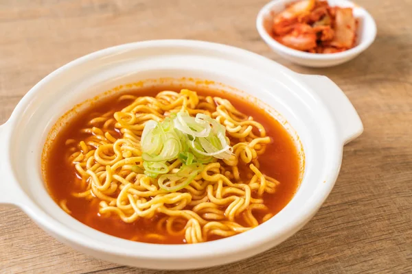 Mie Instan Pedas Korea Dengan Kimchi Gaya Makanan Korea — Stok Foto