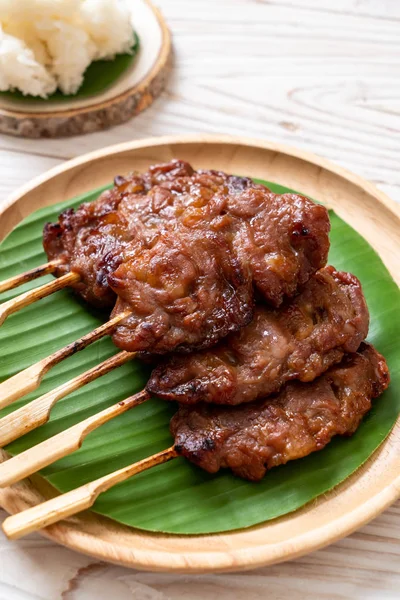白糯米烤绞碎牛奶猪肉 泰国街头食物风格 — 图库照片
