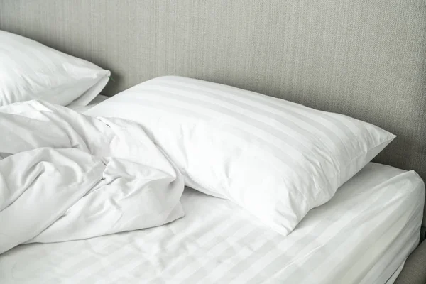 Белая Подушка Кровати Морщинистым Одеялом Спальне — стоковое фото