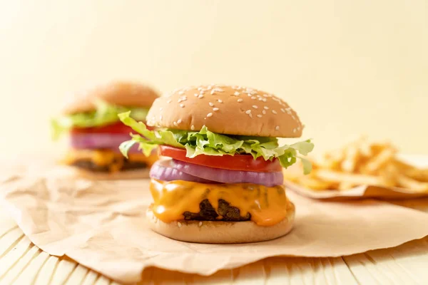 Hambúrguer Carne Fresca Saborosa Com Queijo Batatas Fritas Fundo Madeira — Fotografia de Stock