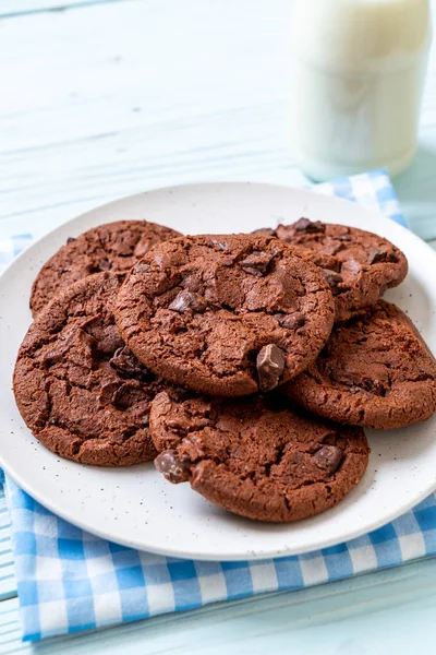 Biscoitos Chocolate Escuro Com Chips Chocolate — Fotografia de Stock