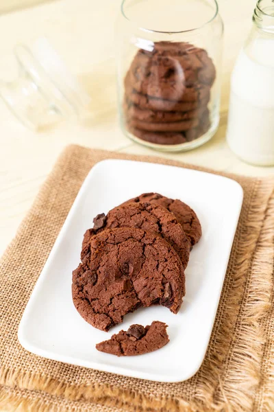 Biscoitos Chocolate Com Chips Chocolate Fundo Madeira — Fotografia de Stock