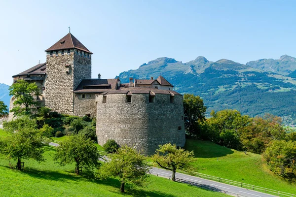Güzel mimari Kalesi'nde Vaduz, Liechtenstein Prens mavi gökyüzü ile resmi konutu