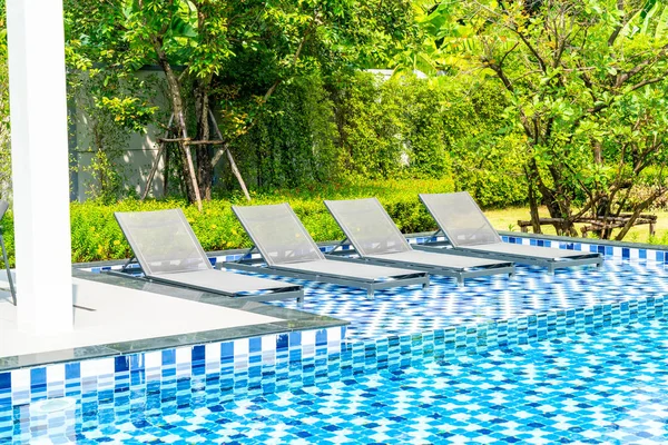Otel Tatil Seyahat Tatil Için Açık Yüzme Havuzunda Havuzuyla Yatak — Stok fotoğraf