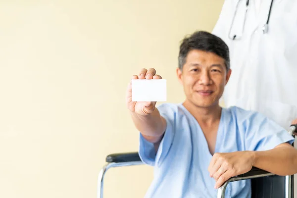 Asiático Paciente Sênior Cadeira Rodas Sorrindo Com Cartão Crédito Ponto — Fotografia de Stock