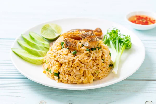 Nasi Goreng Dengan Ikan Gourami Renyah Gaya Makanan Asia — Stok Foto