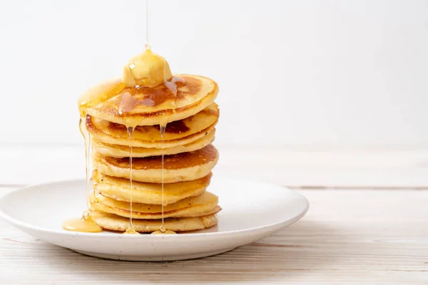 Pfannkuchen Stapeln Sich Mit Butter Und Honig — Stockfoto