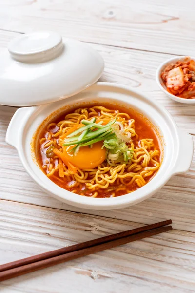 Koreański Pikantny Instant Makaron Jajkiem Warzywami Kimchi Koreański Styl Żywności — Zdjęcie stockowe