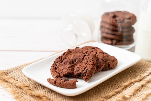 Biscuits Chocolat Avec Des Pépites Chocolat Sur Fond Bois — Photo