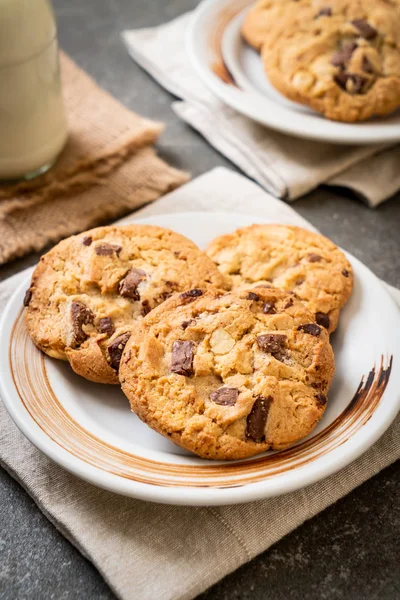 Kekse Mit Schokoladenchips Auf Teller — Stockfoto