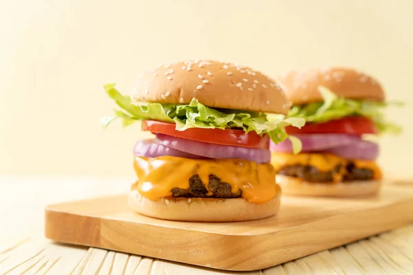 Hamburguesa Carne Fresca Sabrosa Con Queso Papas Fritas Sobre Fondo —  Fotos de Stock