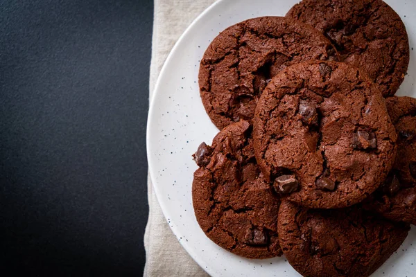 チョコレートチップ入りダークチョコレートクッキー — ストック写真