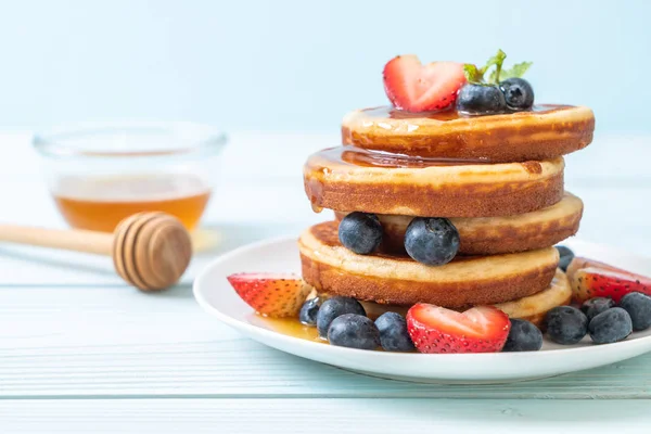 Souffleurpfannkuchen Mit Frischen Blaubeeren Frischen Erdbeeren Und Honig — Stockfoto