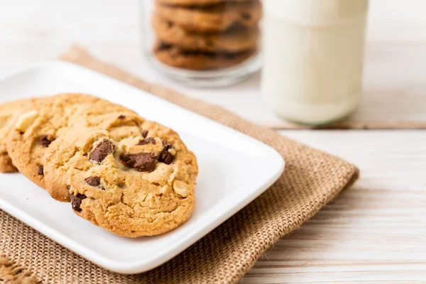 Galletas Con Chispas Chocolate Sobre Fondo Madera — Foto de Stock