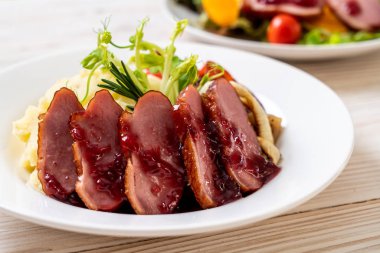 Kızarmış ördek göğsü sos, püre patates ve sebze ile