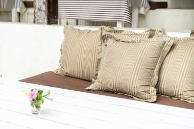 Kanepe dekorasyon açık veranda üzerinde rahat yastık