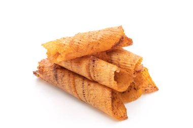 Beyaz arka planda izole edilmiş çıtır çıtır kalamar ruloları.