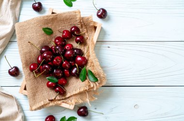 Ahşap arka planda taze kirazlar